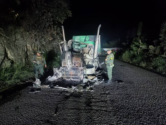 Tracto camiones quemados en Norte de Santander. Foto Policía Nacional