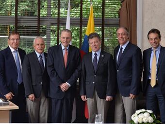 El Presidente de Colombia, Juan Manuel Santos, con altos directivos del Comité Olímpico Internacional (COI), este jueves en Lausana (Suiza). Foto: EFE.