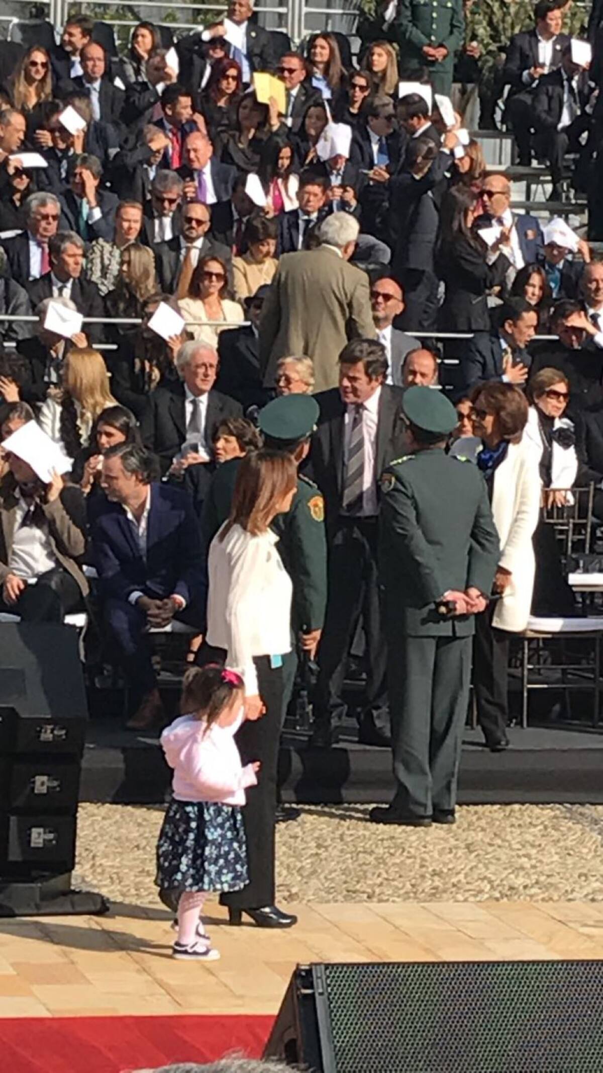 Ministros y políticos a la espera del sumo pontífice.