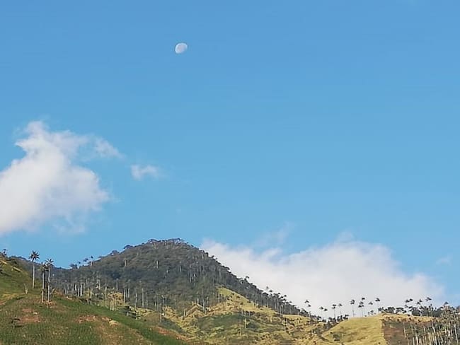 Espectacular fotografía de las montañas del Quindío, el cielo azul y la luna