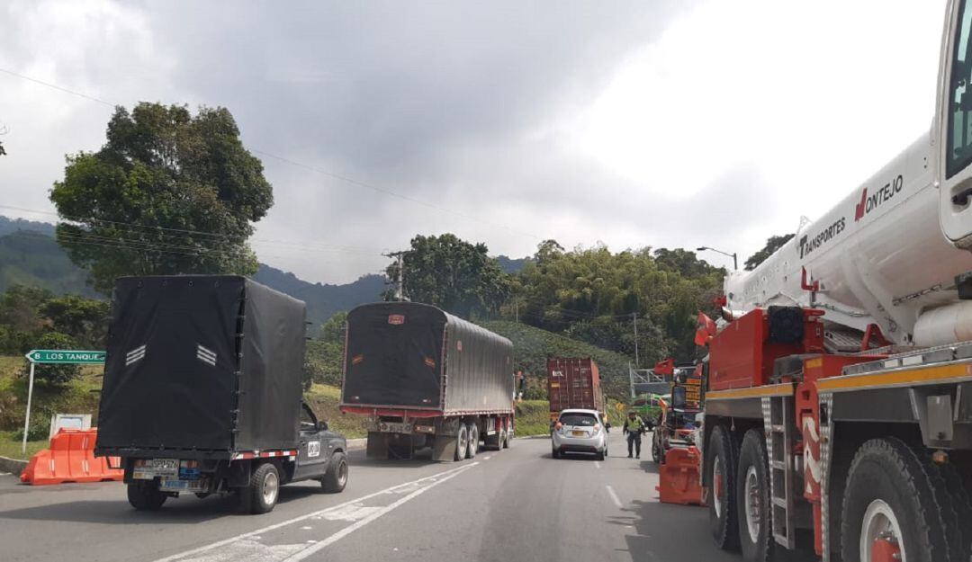 En el sector de Versalles en Calarcá, la Policía de Tránsito y el control para el paso solo de vehículos de carga y buses