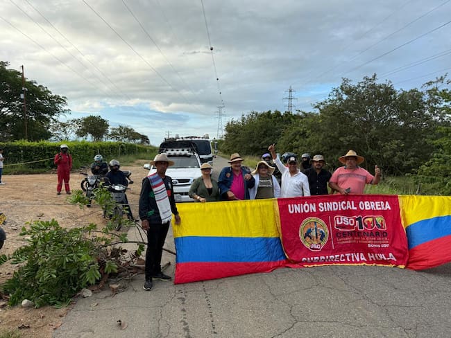 Habitantes de varias veredas del sur del Huila se manifestaron en la vía Juncal–Yaguará para exigir soluciones frente a los malos olores generados por una industria cárnica.