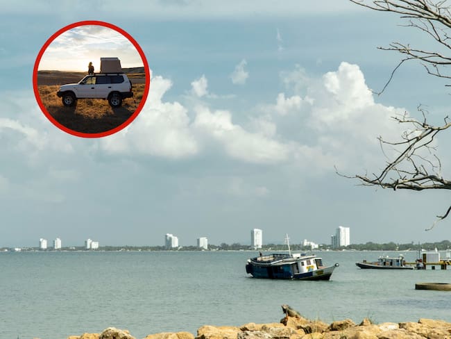 Vista al mar con barcos desde Coveñas junto a un carro (Getty Images)