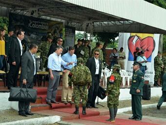 Presidente Juan Manuel Santos recibe a los guerrilleros del ELN. www.mindefensa.gov.co