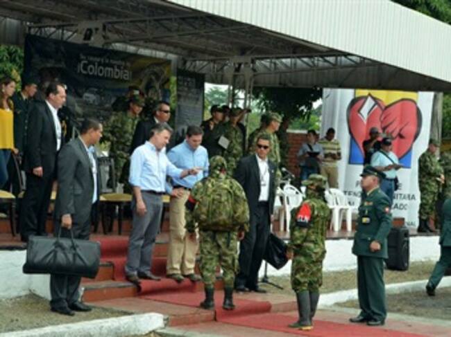 Presidente Juan Manuel Santos recibe a los guerrilleros del ELN. www.mindefensa.gov.co