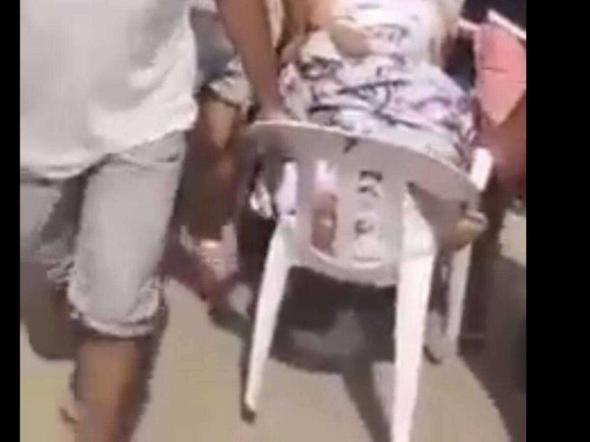 Paciente muere mientras la trasladan en mecedora por falta de ambulancia