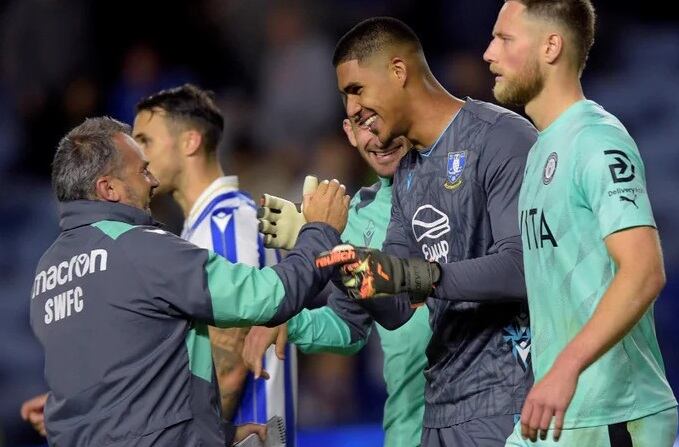 Devis Vásquez es felicitado por el entrenador del Sheffield Wednesday / @swfc