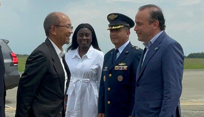 El señor Leslie Voltaire, representante del gobierno de Haití fue recibido por el alcalde de Cali Alejandro Eder en su llegada para la COP16 / Foto: Alcaldía de Cali