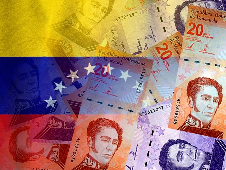 Bandera y dinero de Venezuela // Getty Images