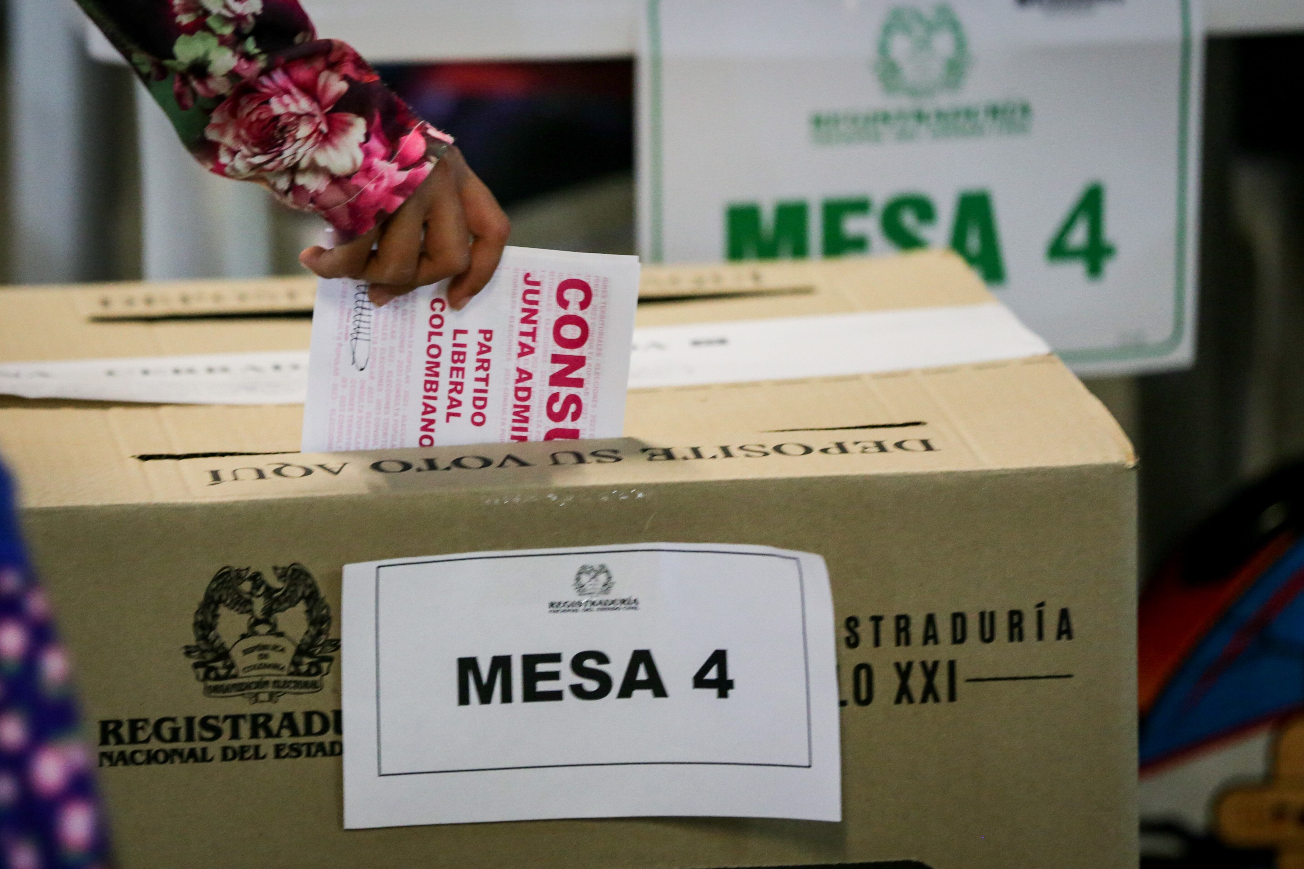 Ciudadano ejerciendo su derecho al voto en Colombia (Vía Colprensa)