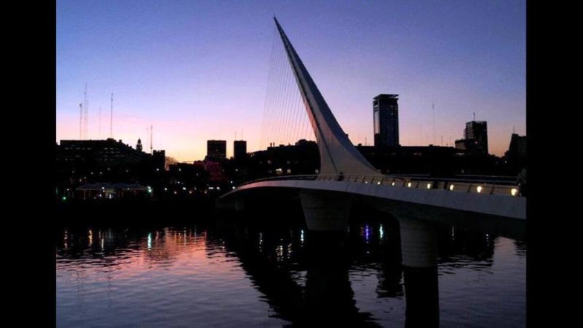 Culminamos nuestra selección con esta vista del “Puente de la Mujer, obra del catalán Santiago Calatraba, en el barrio porteño de Puerto Madero, Buenos Aires. Atardecer reflejado en el Río de la Plata que recorre el antiguo puerto de la ciudad”, nos dice Leo Arias Betancourt. ¡Gracias a todos los que se animaron a participar!