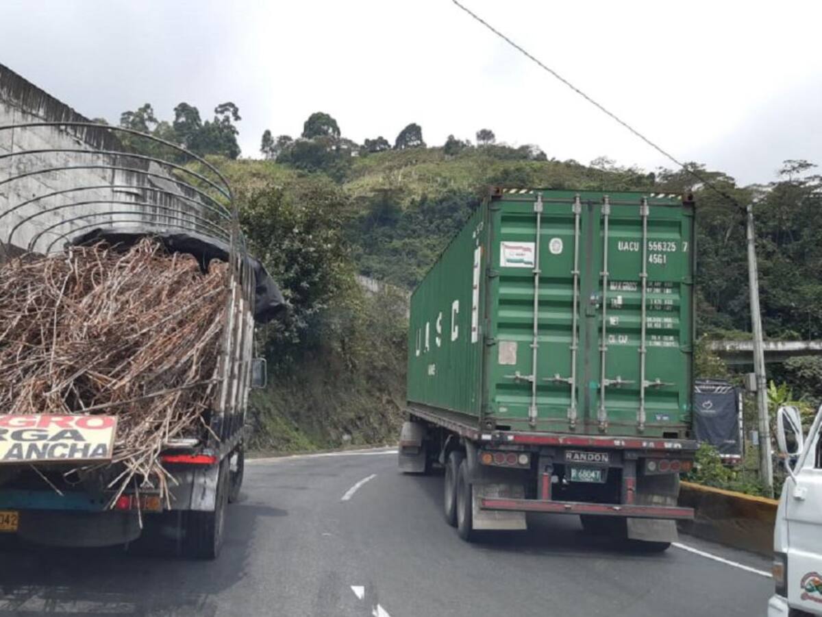 Transporte de carga y buses con tránsito hoy por la vía La Línea