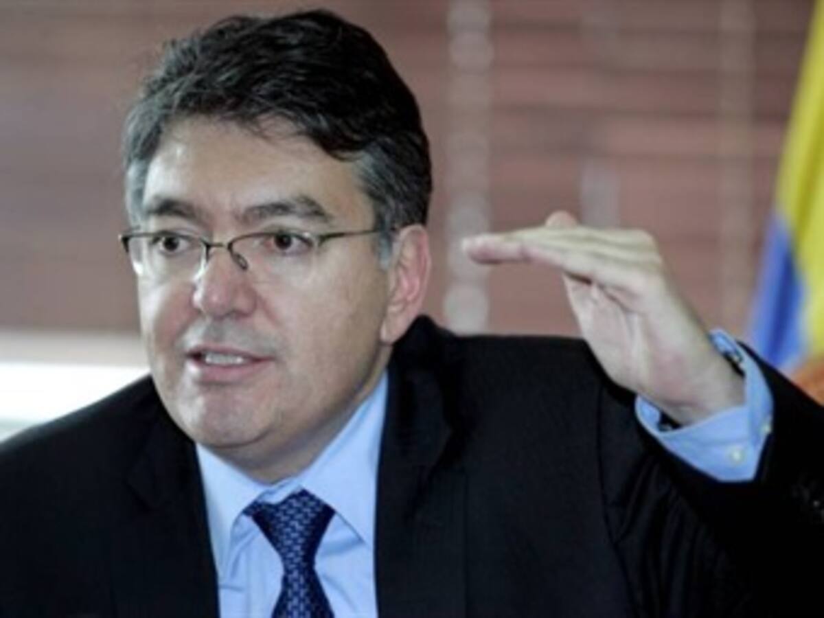 Judicatura revocó cuatro de los 14 días de cárcel impuestos al ministro Mauricio Cárdenas