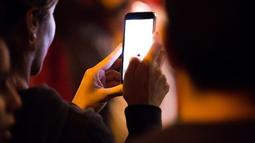 ¿Qué hacer cuando le molesta el brillo de su celular?. Foto: Getty Images