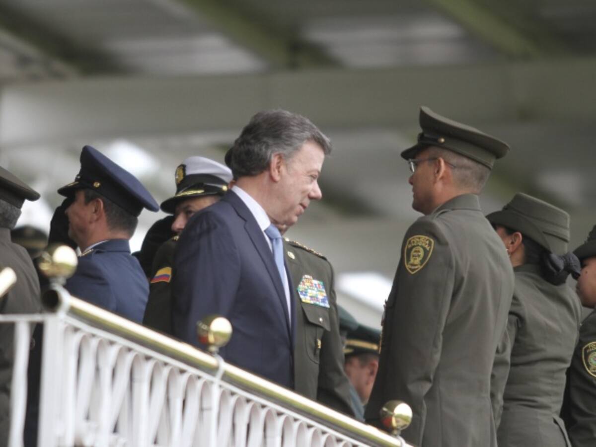 Santos, el primer presidente con el bastón de mando de la Policía Nacional