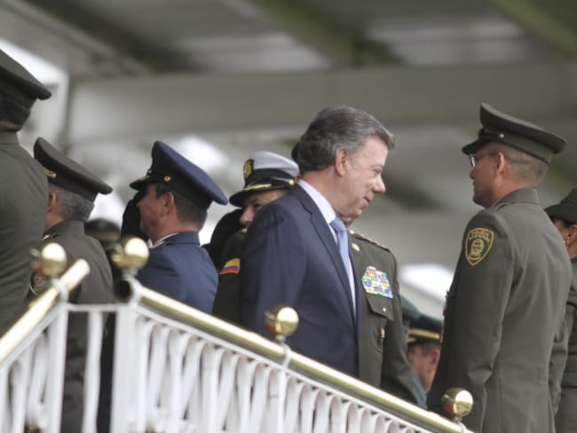 Santos, el primer presidente con el bastón de mando de la Policía Nacional