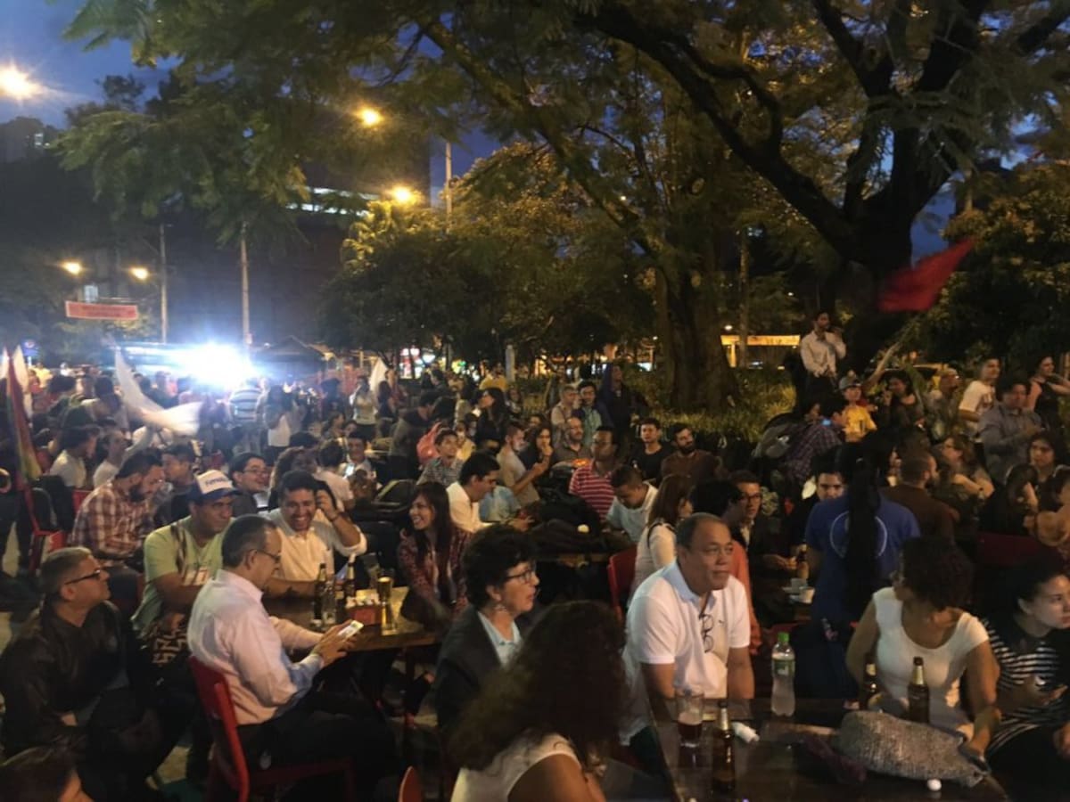 Pantalla gigante frente al Pablo Tobón Uribe para recibir la noticia de la paz.