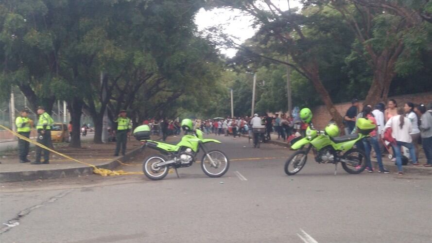 Un vehículo particular, por esquivar a un menor de edad, se vio obligado a ejecutar una maniobra en la vía, perdió el control y embistió a un grupo de venezolanos. Foto: Audrey Carrillo (W Radio)
