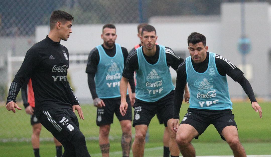 Argentina entrena pensando en el partido ante Colombia