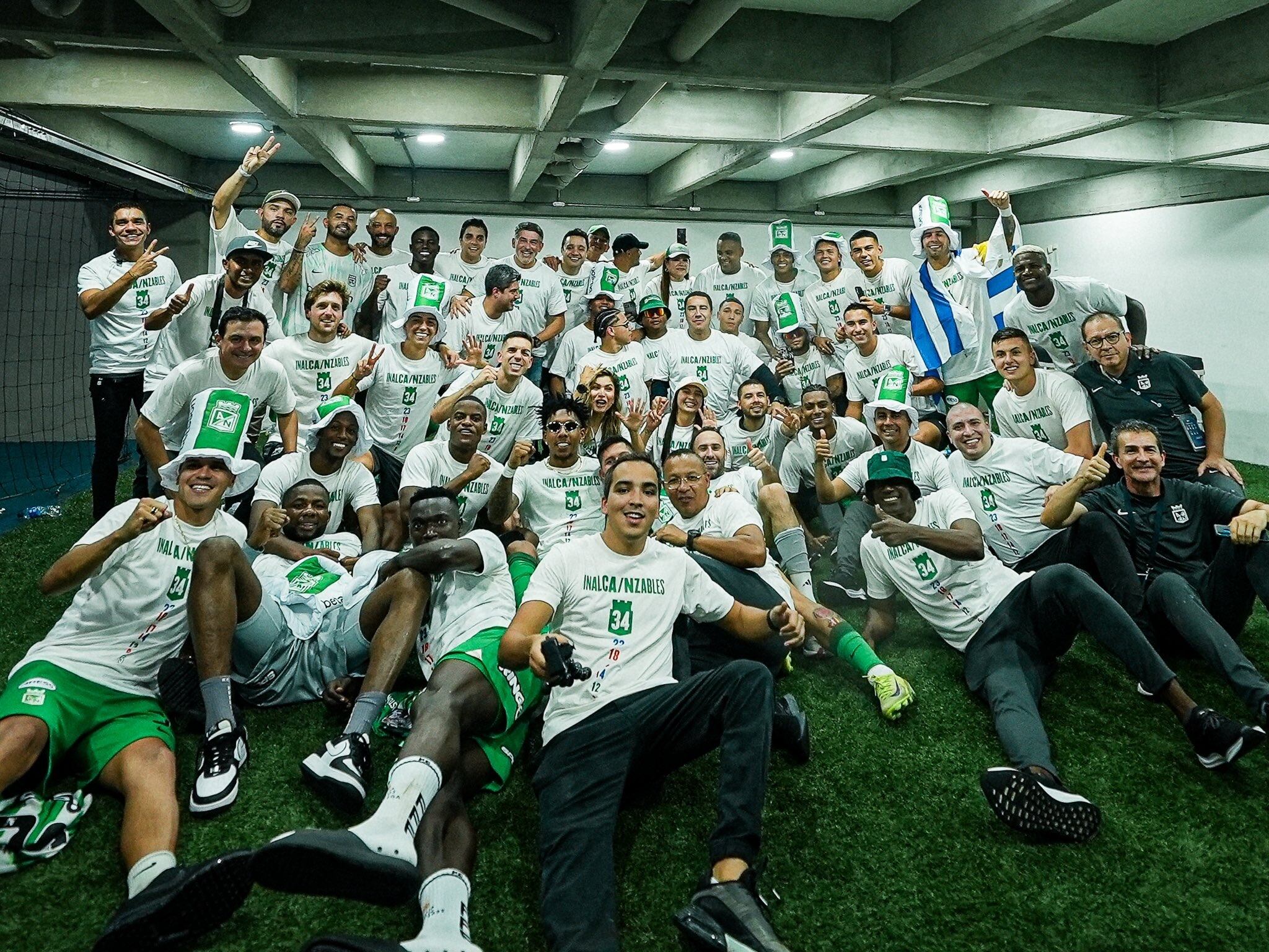 Atlético Nacional festeja con el trofeo de la Copa Colombia en un camerino del estadio Pascual Guerrero / Twitter: @Nacionaloficial.