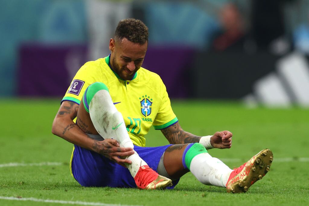 Neymar con señas de dolor en su tobillo derecho en el juego ante Serbia (Photo by Chris Brunskill/Fantasista/Getty Images)