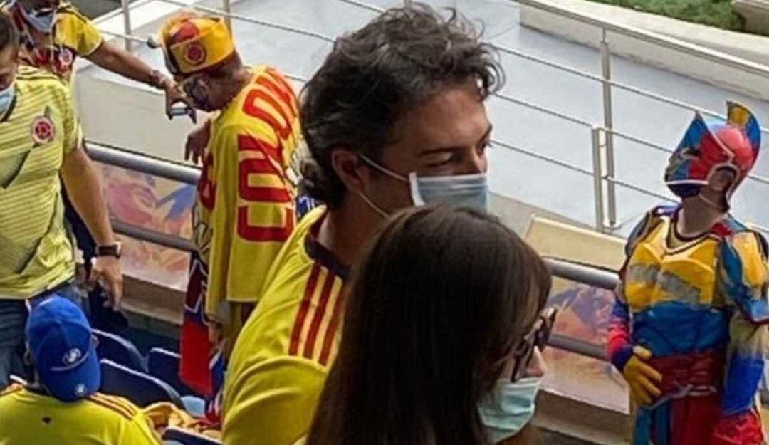 La visita del mandatario paisa a la arenosa coincidió con el partido de la selección Colombia, al que Quintero asistió.