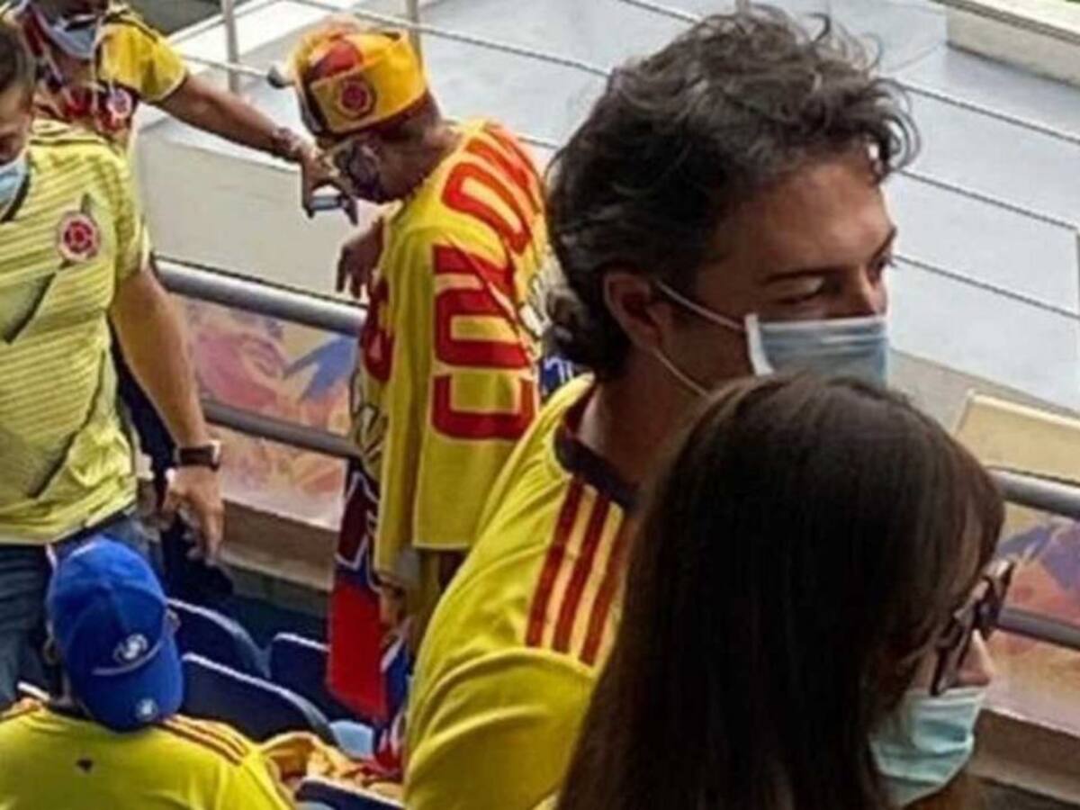 Polémica porque alcalde de Medellín asistió al partido de Colombia