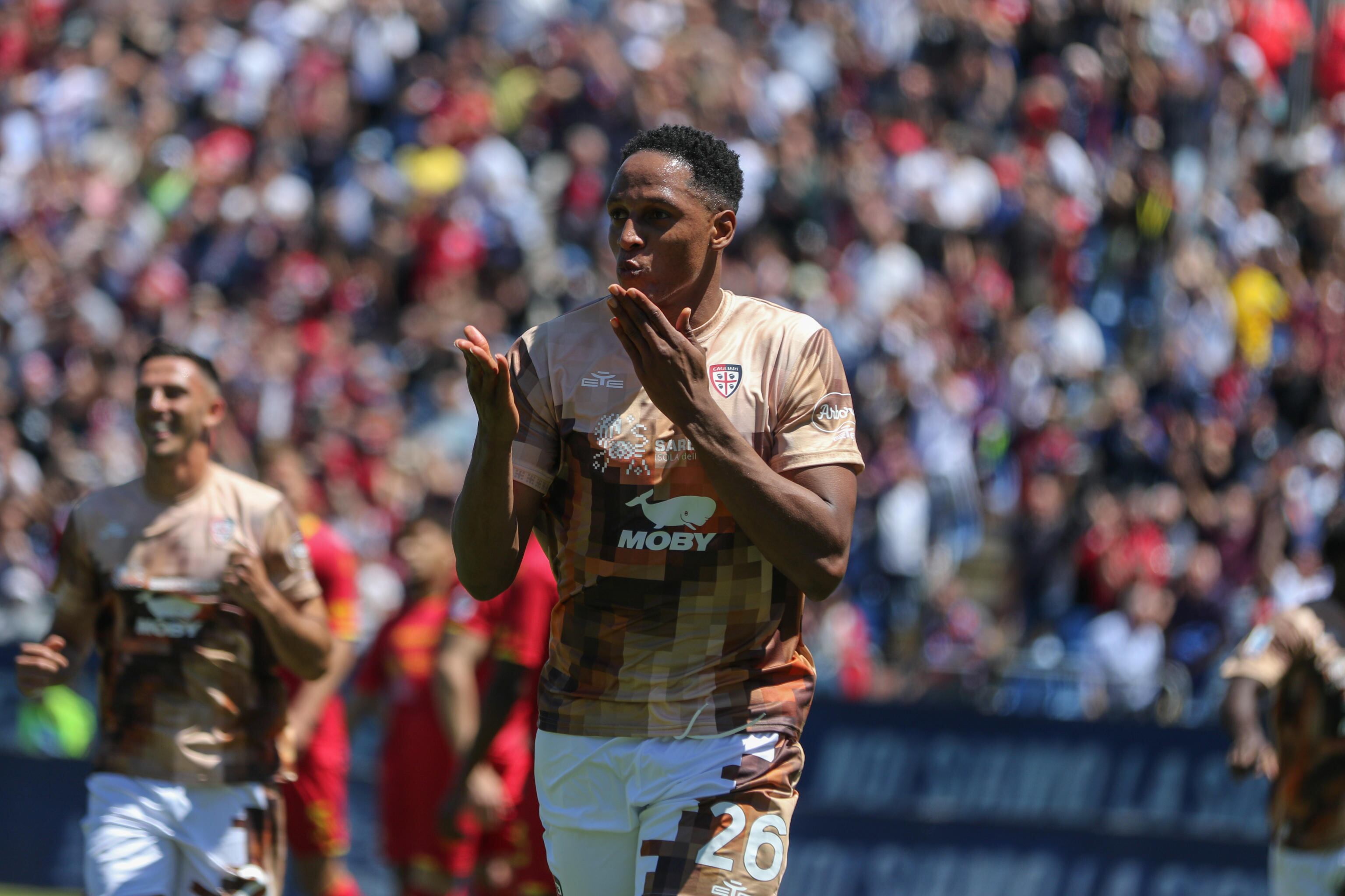 Cagliari (Italy), 05/05/2024.- Cagliari's Yerry Mina celebrates after scoring the 1-0 goal during the Italian Serie A soccer match between Cagliari Calcio and US Lecce at the Unipol Domus stadium in Cagliari, Italy, 05 May 2024. (Italia) EFE/EPA/FABIO MURRU