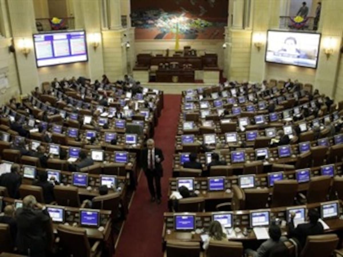 Estudio arroja que 70 congresistas tienen vínculos con paramilitares