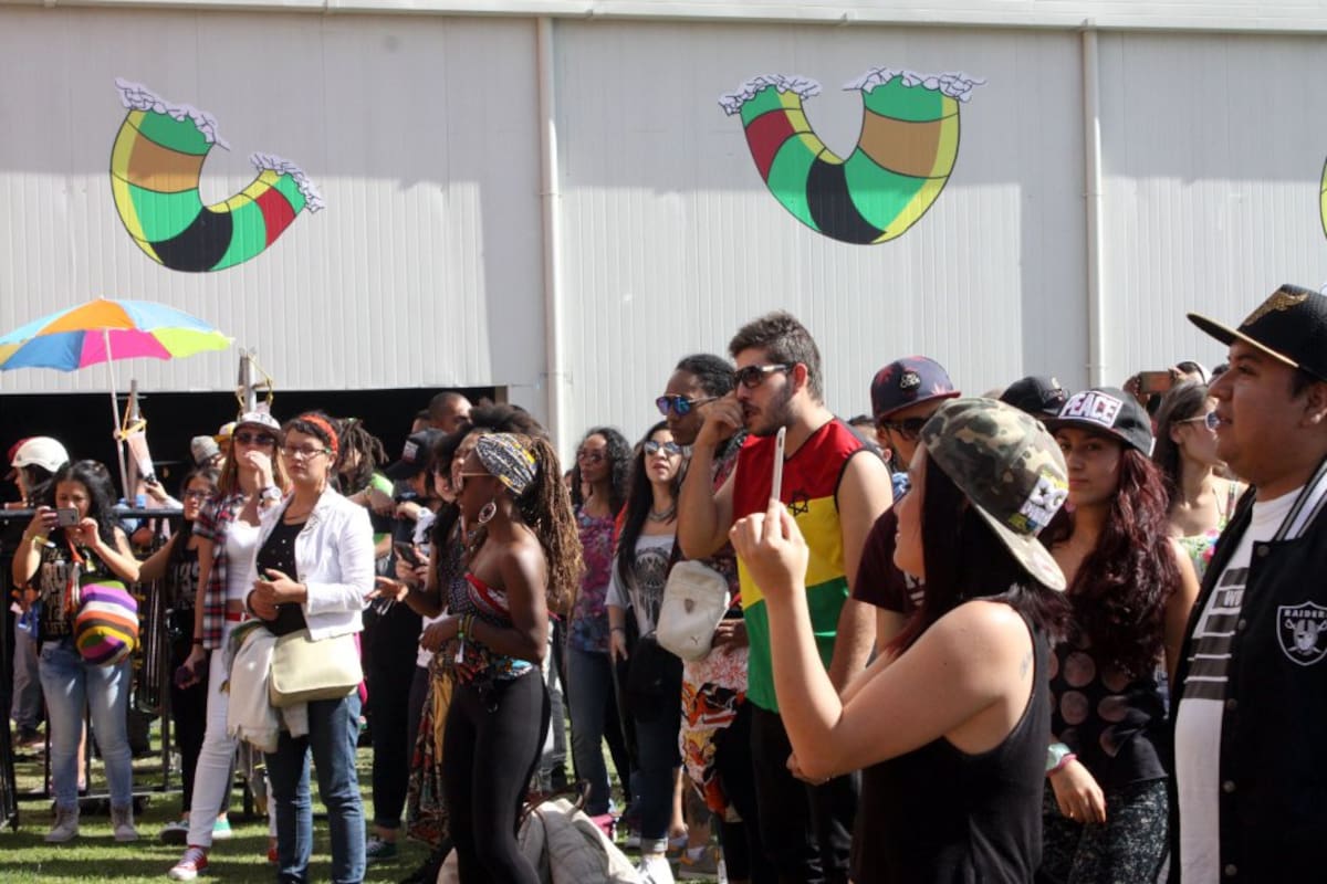 Además de los tradicionales colores verde, rojo y amarillo, el Jamming fue un lugar para ver las tendencias de la cultura afro y las influencias de la música en la ropa.