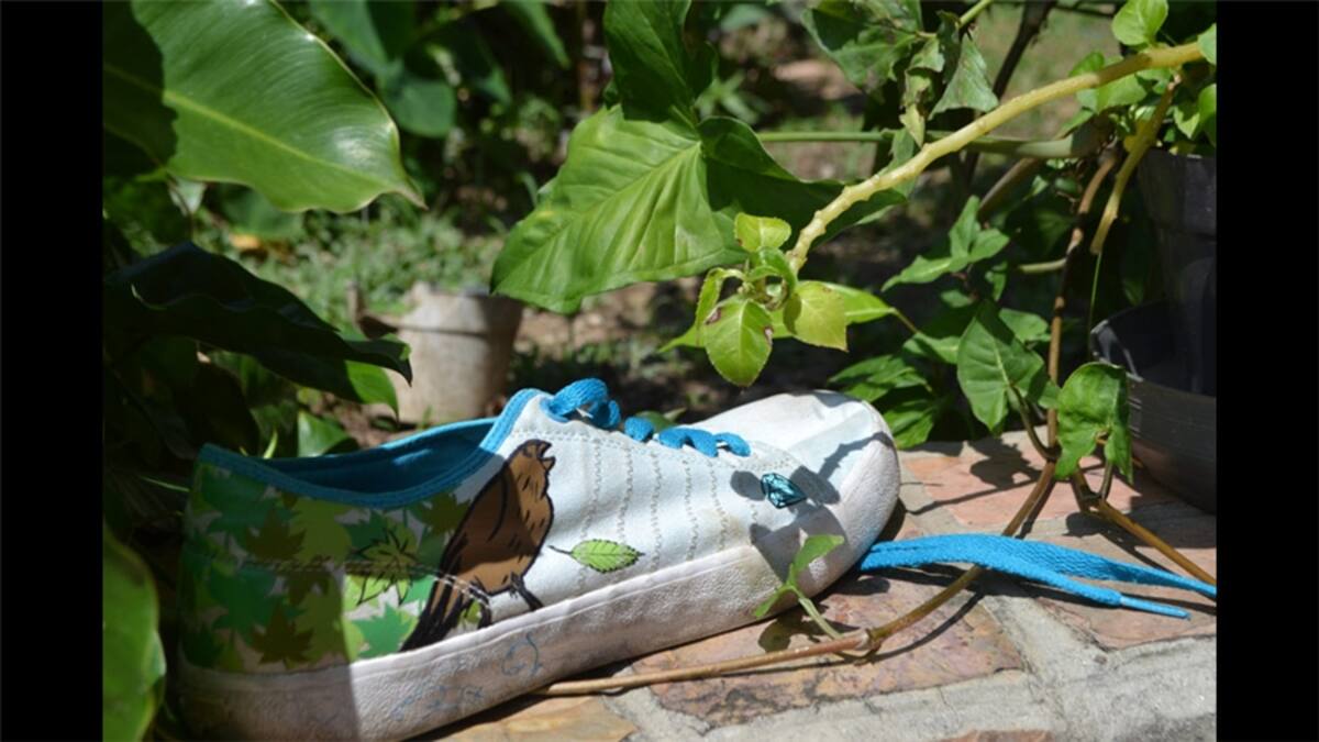“Estos son los típicos zapatos que se utilizan para trabajar en las obras acá en Uruguay”, nos dice Claudio Santamaría.