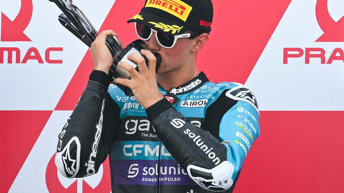 David Alonso suma su octavo triunfo de la temporada y sueña con el título de Moto3