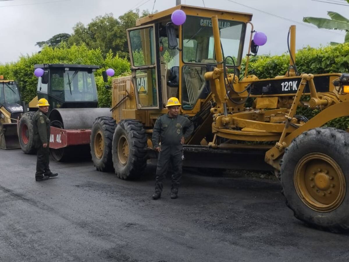 Comunidad y Ejército unidos en mantenimiento de la vía del Corregimiento El Caimo en Armenia