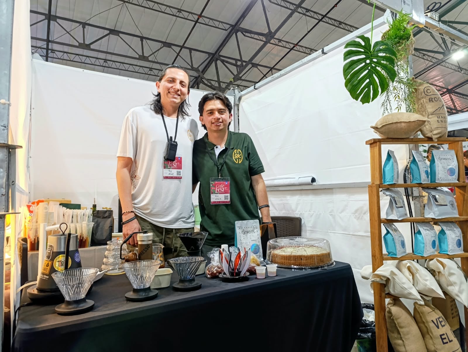 Camilo y Santiago Criollo, ingenieros y empresarios de 9K Coffee, presentes en Café Fest en Manizales.