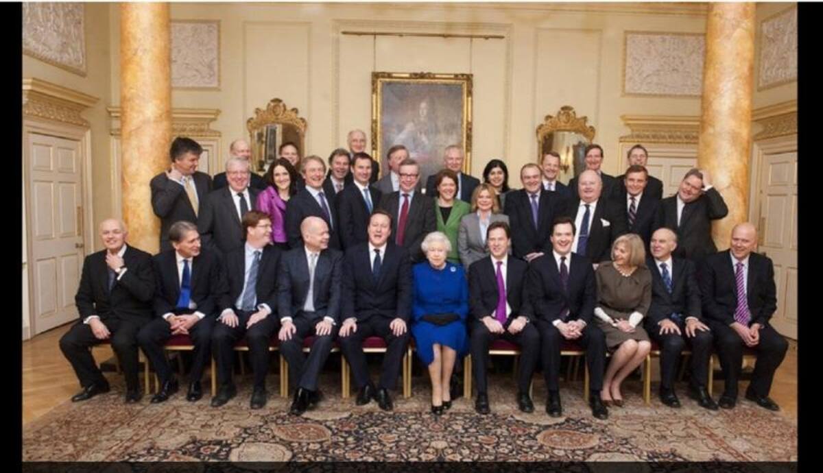 El reportero gráfico del Evening Standard Jeremy Selwyn logró un retrato relajado de los miembros del gabinete de ministros del Reino Unido junto a la Reina Isabel II, en la casa del primer ministro en Downing Street, y se llevó el galardón en el rubro "Fotos de la realeza".