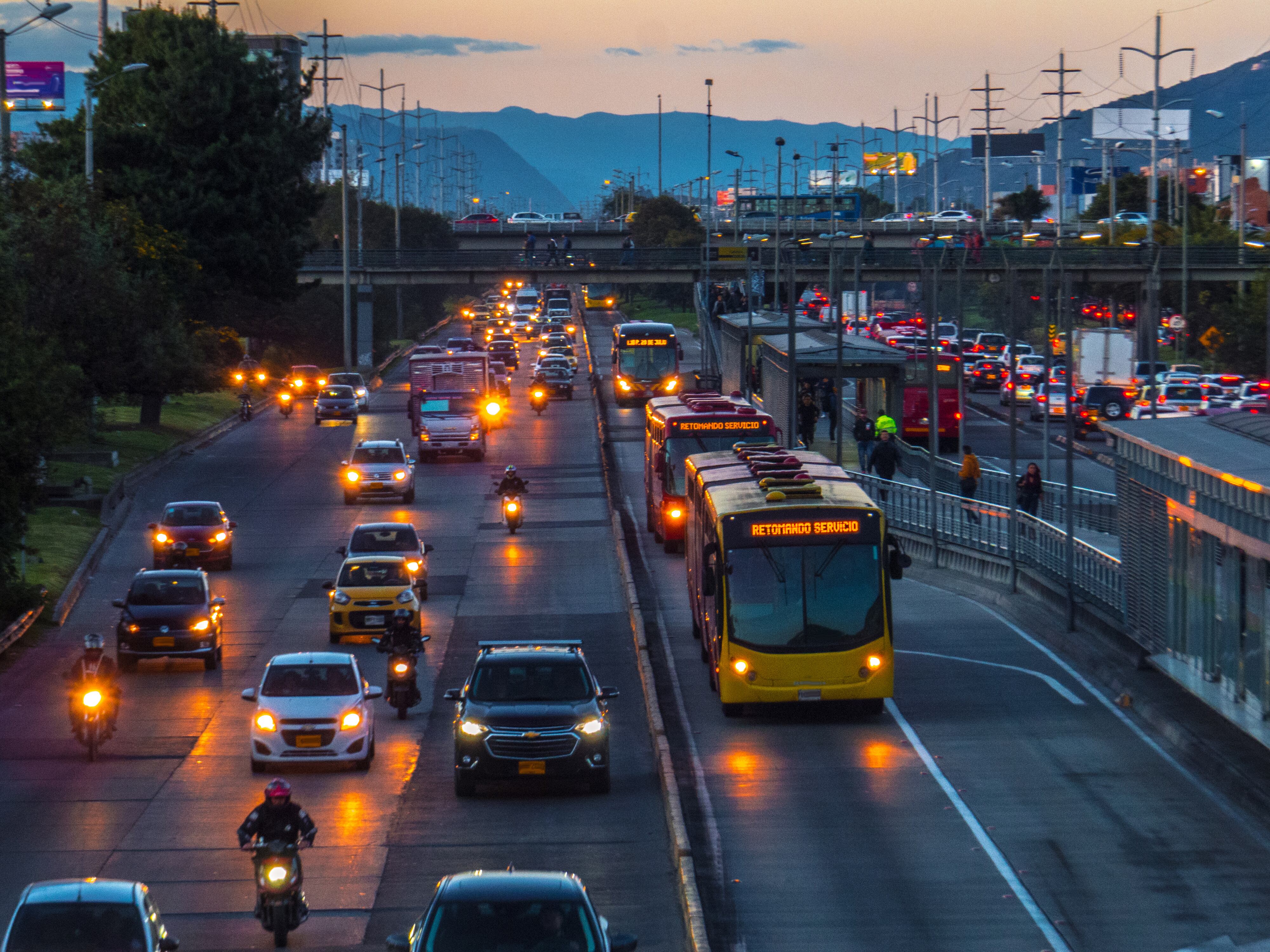 Vehículos en vías de Bogotá. Foto: Getty Images.