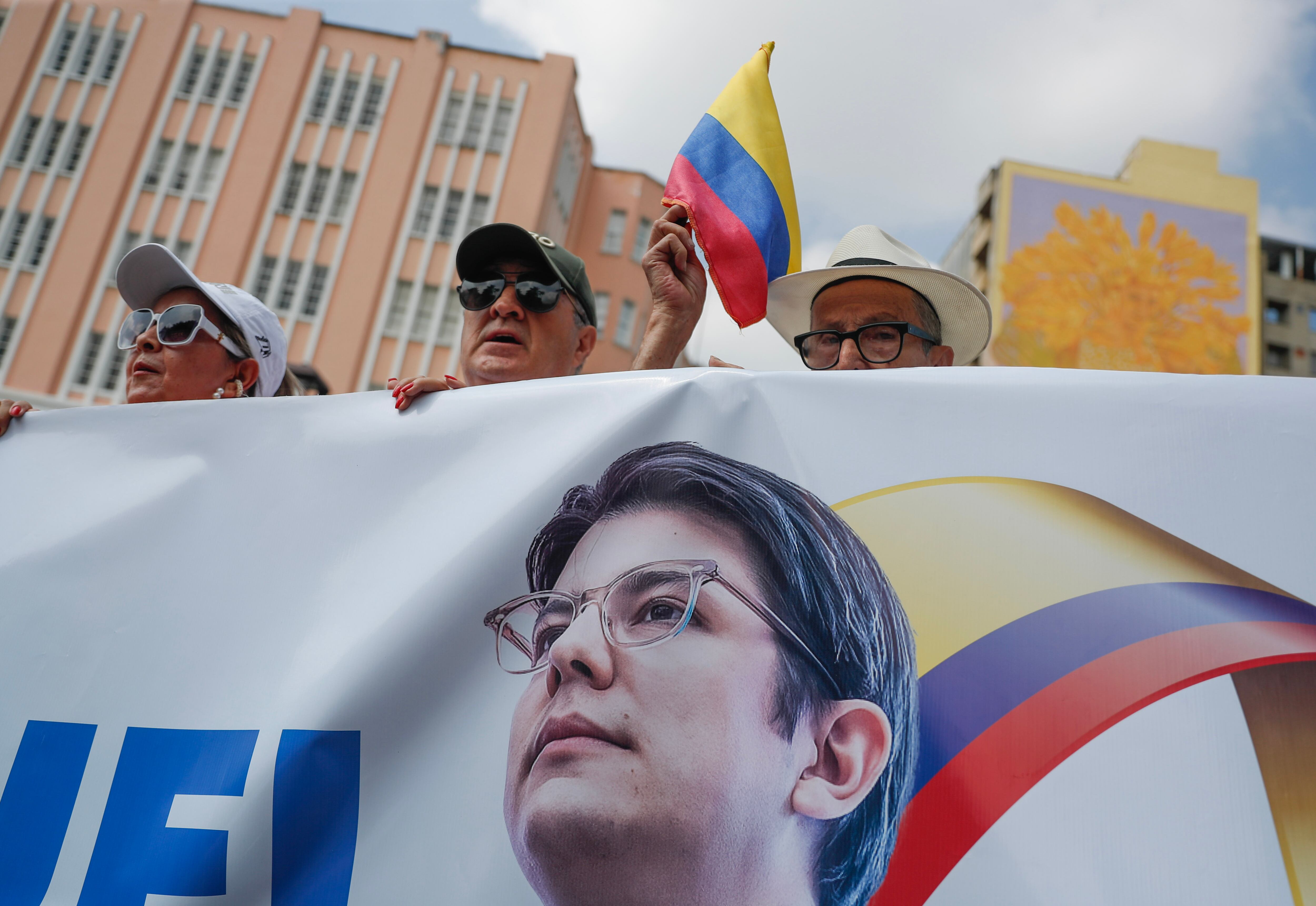 AME6279. CALI (COLOMBIA), 15/06/2025.- Personas se manifiestan con carteles y banderas durante la "Marcha del silencio" este domingo, en Cali (Colombia). La movilización popular fue convocada tras el atentado en el que fue gravemente herido el pasado 7 de junio el senador y precandidato presidencial Miguel Uribe Turbay, y tras la oleada terrorista que tres días después dejó ocho muertos y más de 80 heridos en el suroeste del país. EFE/Ernesto Guzmán