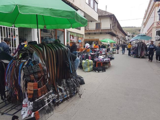 Estudio revela perfil vulnerable de vendedores ambulantes en el centro histórico de Tunja.