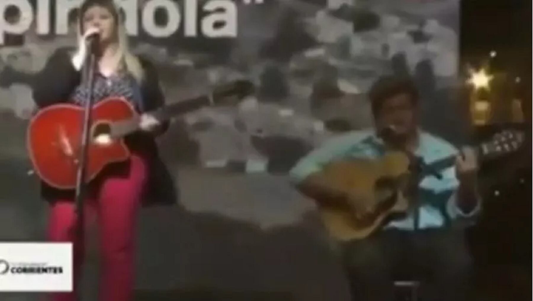 Cantante fue aplastada por una pantalla gigante durante su presentación | Captura de video