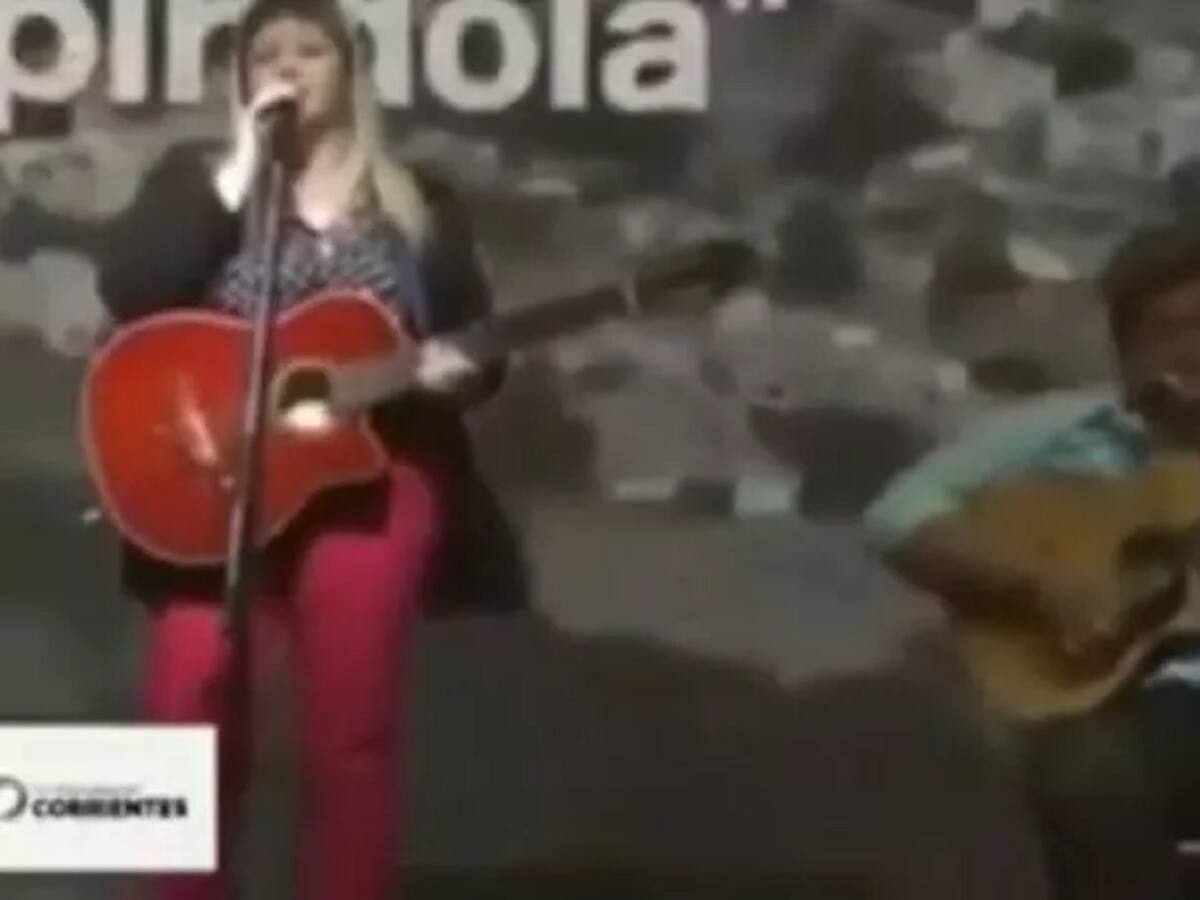 El pleno concierto a una cantante se le cayó encima una pantalla