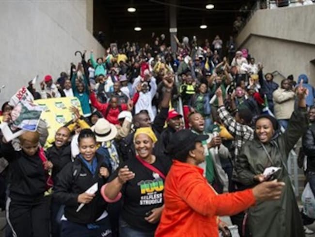 Miles de personas ocupan estadio para asistir al funeral de Mandela