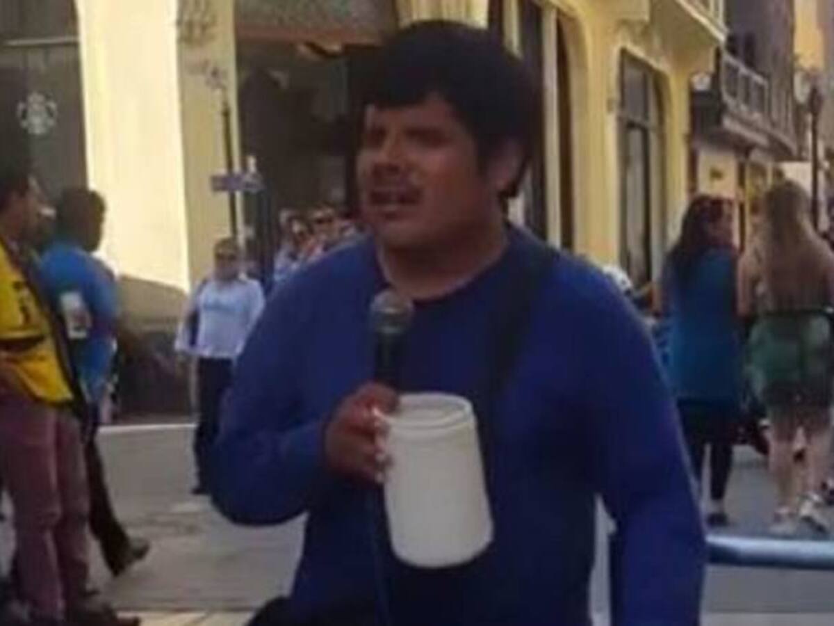 El imitador ciego de Nicky Jam que pide monedas en Perú