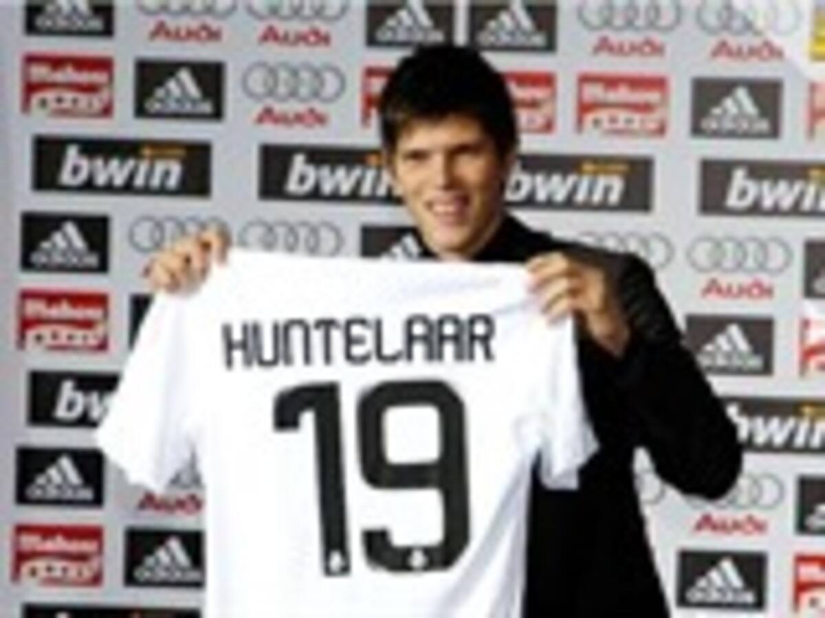 El Real Madrid presentó al 'Cazador' Klaas Jan Huntelaar en el estadio Santiago Bernabéu