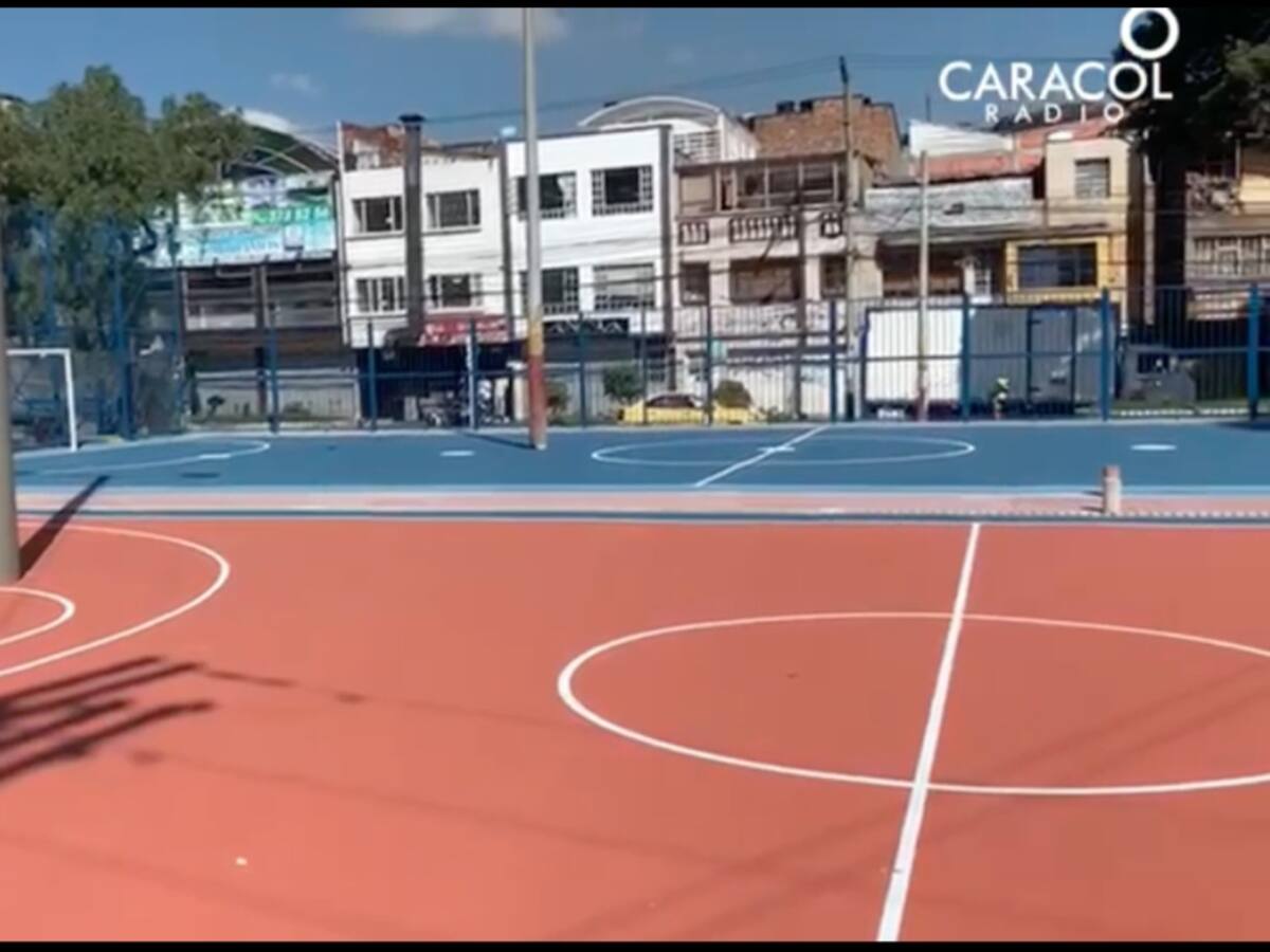 Cancha en parque del barrio Restrepo quedó con postes de luz en la mitad