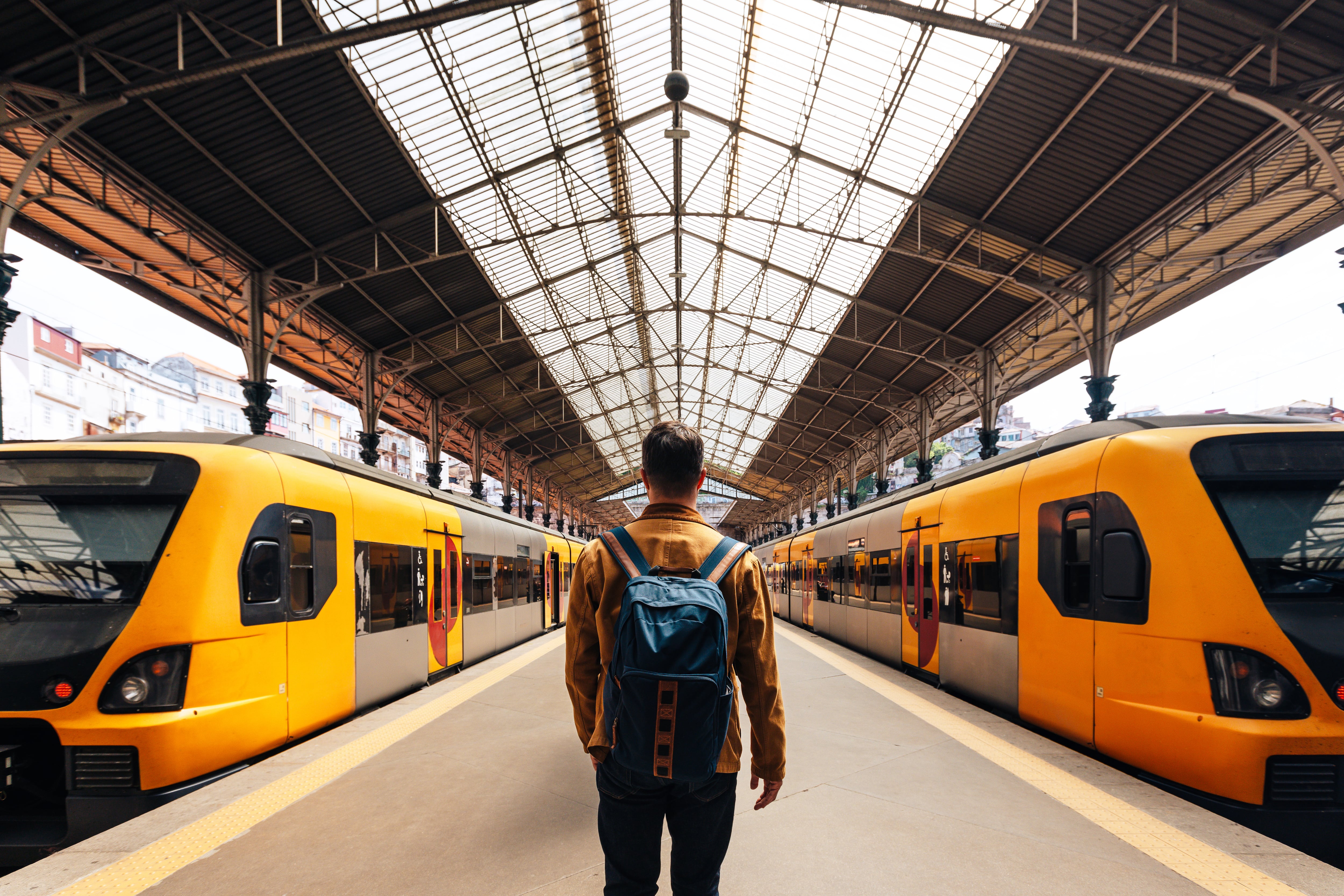 Hombre mirando unos trenes (Getty Images)
