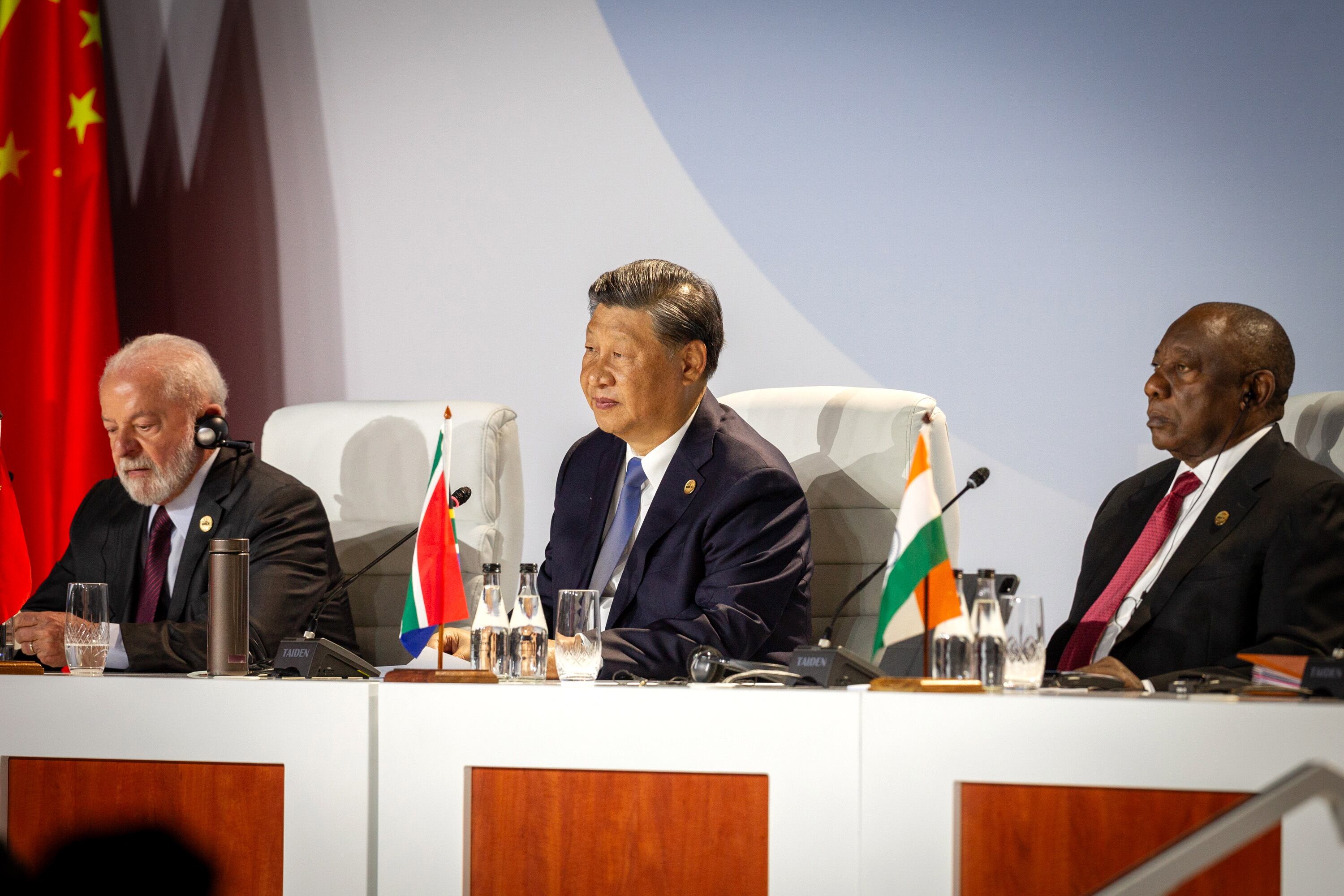 Johannesburg (South Africa), 24/08/2023.- (L-R) Brazilian President Luiz Inacio Lula da Silva, Chinese President Xi Jinping and South African President Cyril Ramaphosa attend the Friends of BRICS Leaders dialogue during the 15th BRICS Summit, in Johannesburg, South Africa, 24 August 2023. South Africa is hosting the 15th BRICS Summit, (Brazil, Russia, India, China and South Africa), as the group'Äôs economies account for a quarter of global gross domestic product. (Brasil, Rusia, Sudáfrica, Johannesburgo) EFE/EPA/YESHIEL PANCHIA