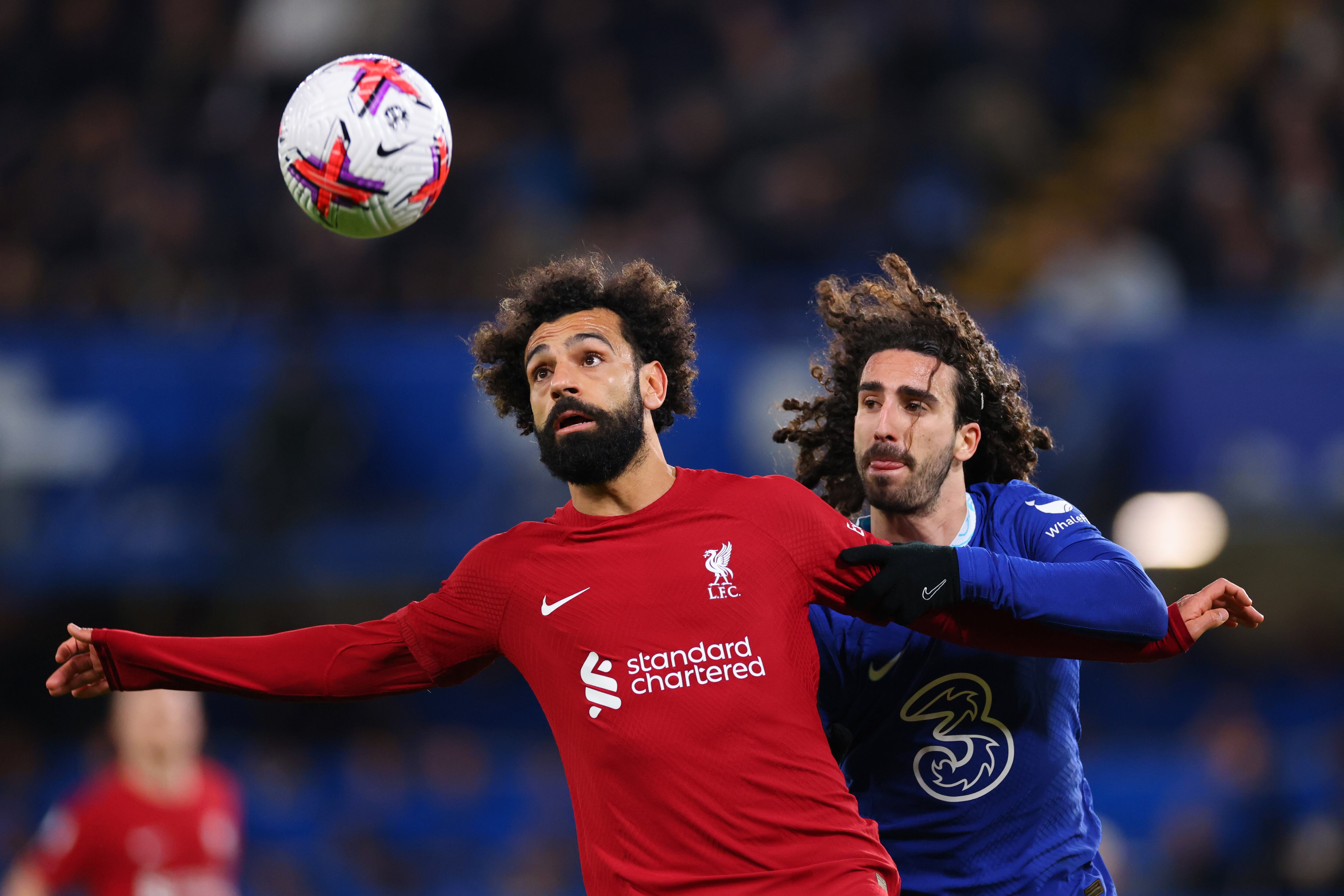 LONDRES, INGLATERRA - 04 DE ABRIL: Mohamed Salah de Liverpool en acción con Marc Cucurella de Chelsea durante el partido de la Premier League entre Chelsea FC y Liverpool FC en Stamford Bridge el 4 de abril de 2023 en Londres, Reino Unido. (Foto de Marc Atkins/Getty Images)