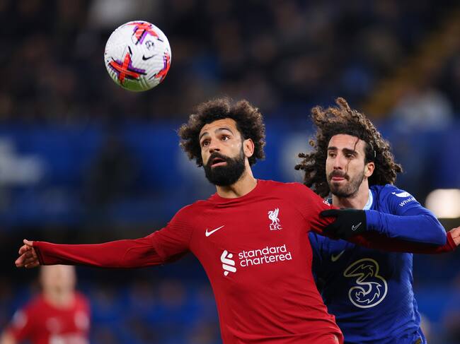 LONDRES, INGLATERRA - 04 DE ABRIL: Mohamed Salah de Liverpool en acción con Marc Cucurella de Chelsea durante el partido de la Premier League entre Chelsea FC y Liverpool FC en Stamford Bridge el 4 de abril de 2023 en Londres, Reino Unido. (Foto de Marc Atkins/Getty Images)