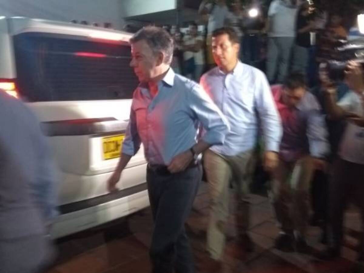Santos visita a policías heridos en atentado en Barranquilla