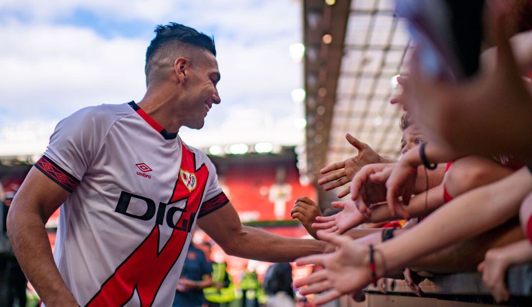 Falcao García saluda a los hinchas del Manchester United al final del partido de pretemporada.